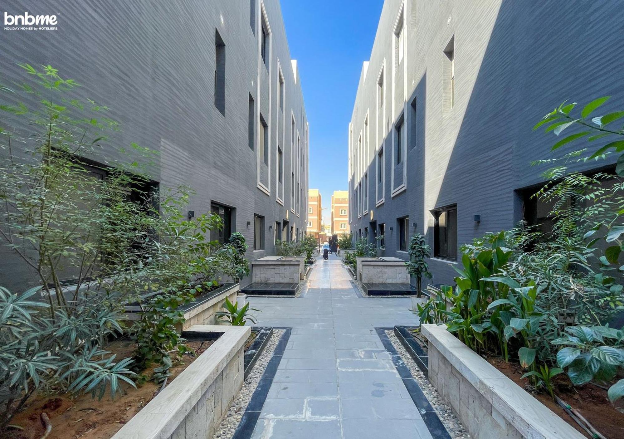 Unbookable-bnbmehomes - 2br With Pvt Terrace Nr Kingdom Arena -31d Apartment *