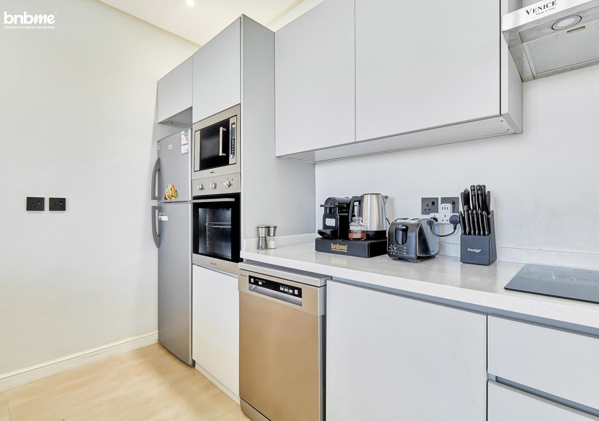 Apartment Unbookable-bnbmehomes - 2br With Pvt Terrace Nr Kingdom Arena -31d